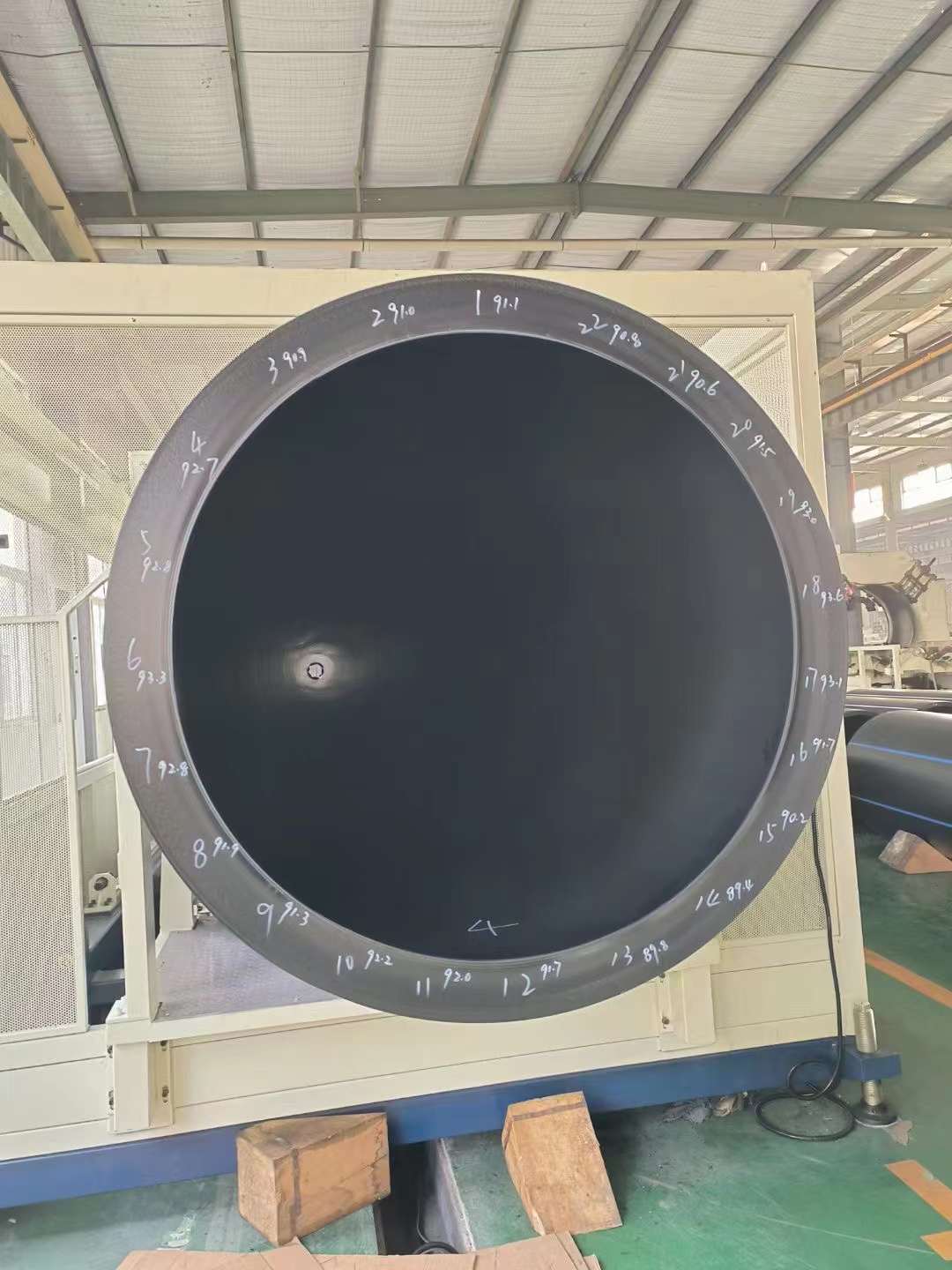 Paksuudet ja halkaisijaltaan suuret putket: kuinka välttää painuma putken suulakepuristuksessa