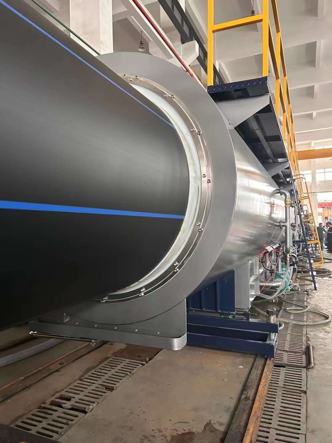 Uusi PE1600(SDR13.6) ekstruusiotuotantolinja on saatu onnistuneesti valmiiksi ja odottaa toimitusta!