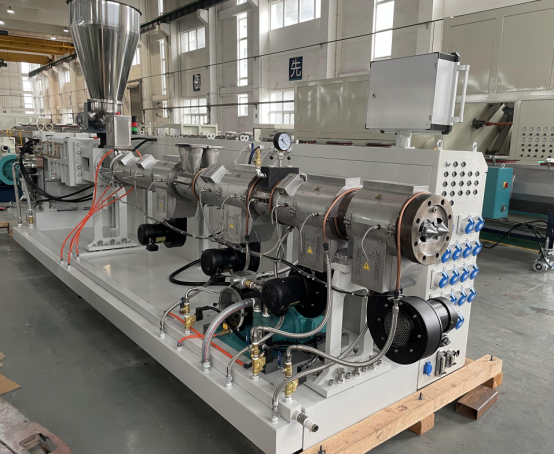 Asiat, jotka muodostavat muoviputkien ekstruusiolinjan